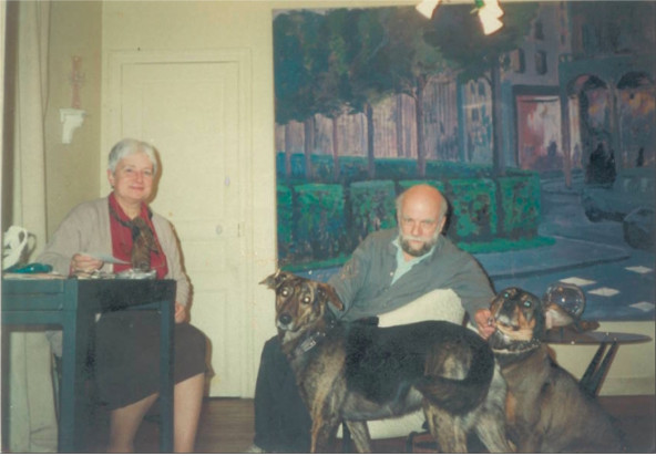 В своей квартире на ул. Дебаркадер с Ириной Баскиной и собаками Степой и Гошей, Париж, 1995 г
