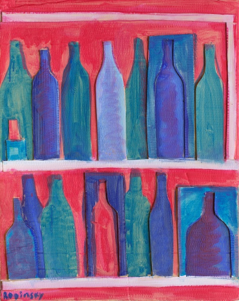 Синие и зеленые бутылки на красном фоне
