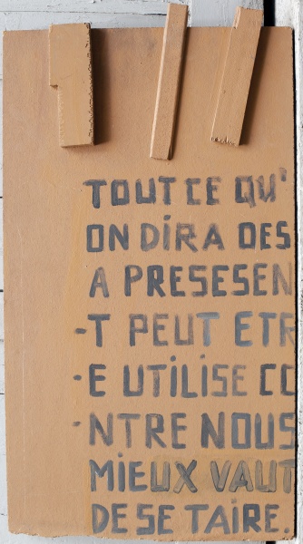 Рельеф №27 "Tout ce qu'on dira dès à présent peut être utilisé contre nous, mieux vaut se taire"